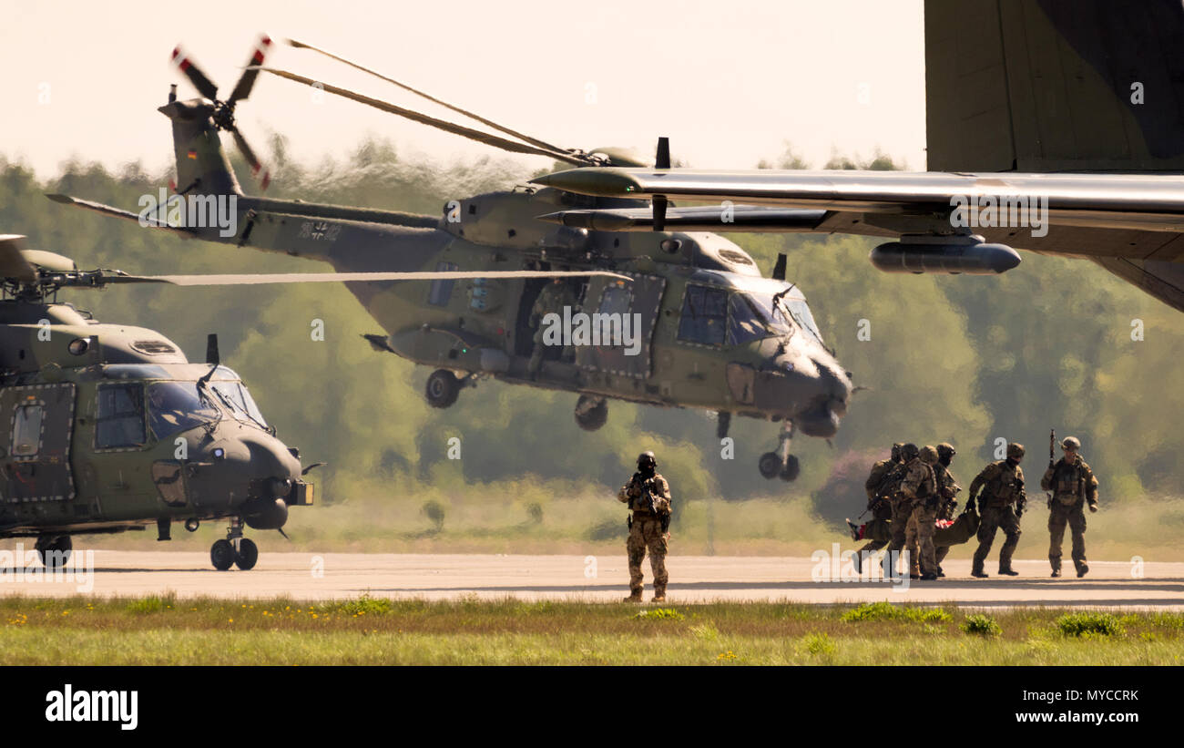 Berlino, Germania - Apr 27, 2018: militare tedesco NH90 elicottero di truppa e forze speciali di eseguire una dimostrazione militare a Berlino ILA Air Sho Foto Stock