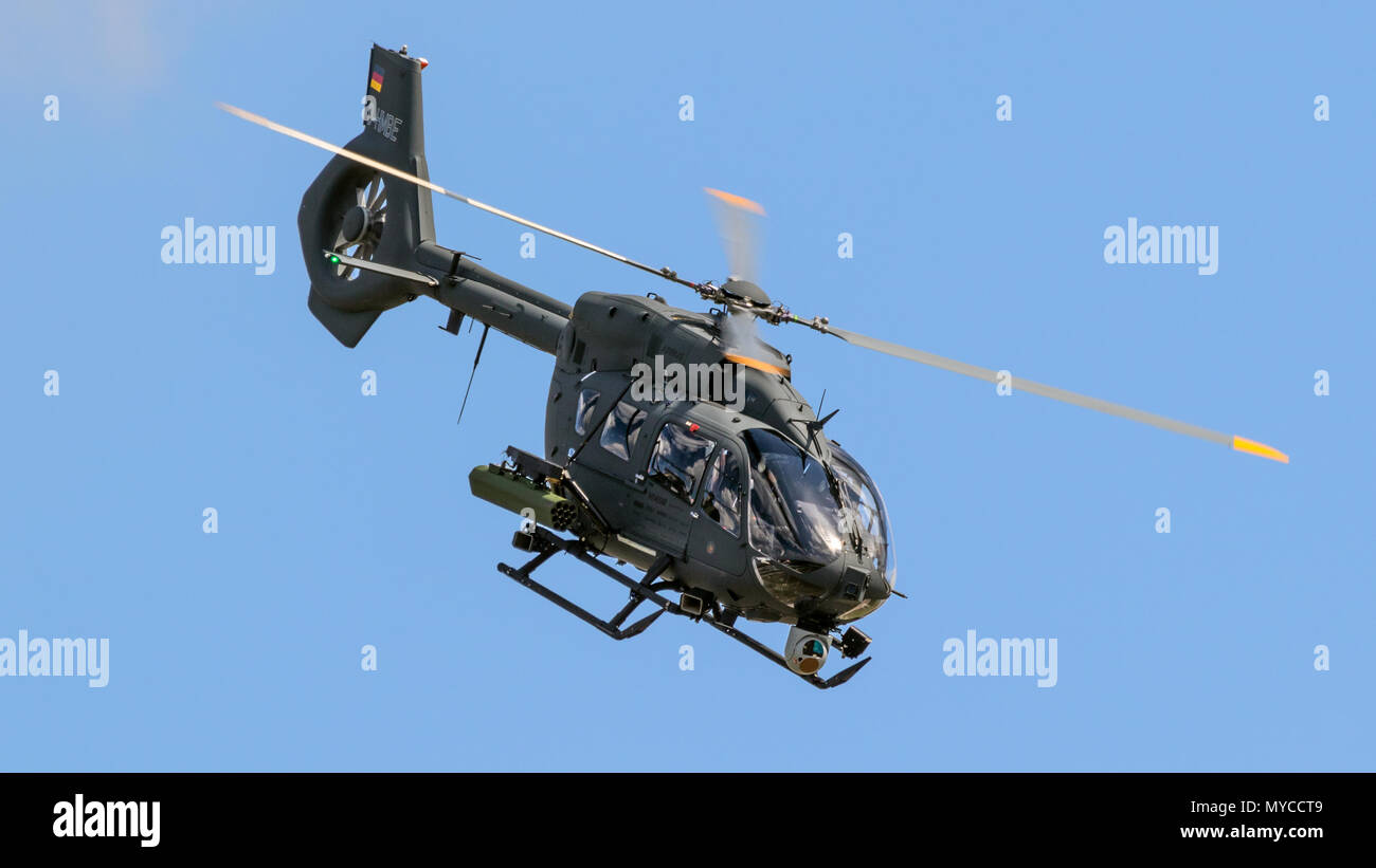 Berlino - Apr 27, 2018: nuovo Airbus H145M elicotteri militari in volo a Berlino ILA Air Show. Foto Stock