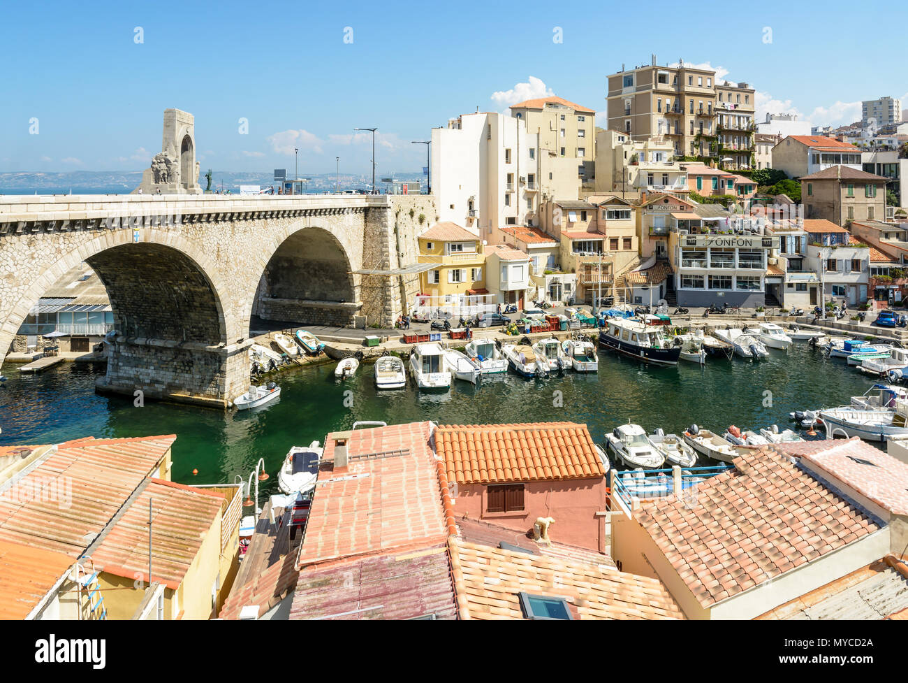 Marseille, Francia - 19 Maggio 2018: vista del piccolo porto di pesca del Vallon des Auffes che mostra le barche, cabanons e ponte stradale di Kennedy c Foto Stock