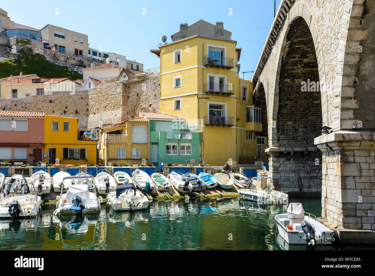 Il piccolo porto del Vallon des Auffes con barche ormeggiate nella parte anteriore del case colorate accanto al ponte della strada della Corniche Kennedy. Foto Stock