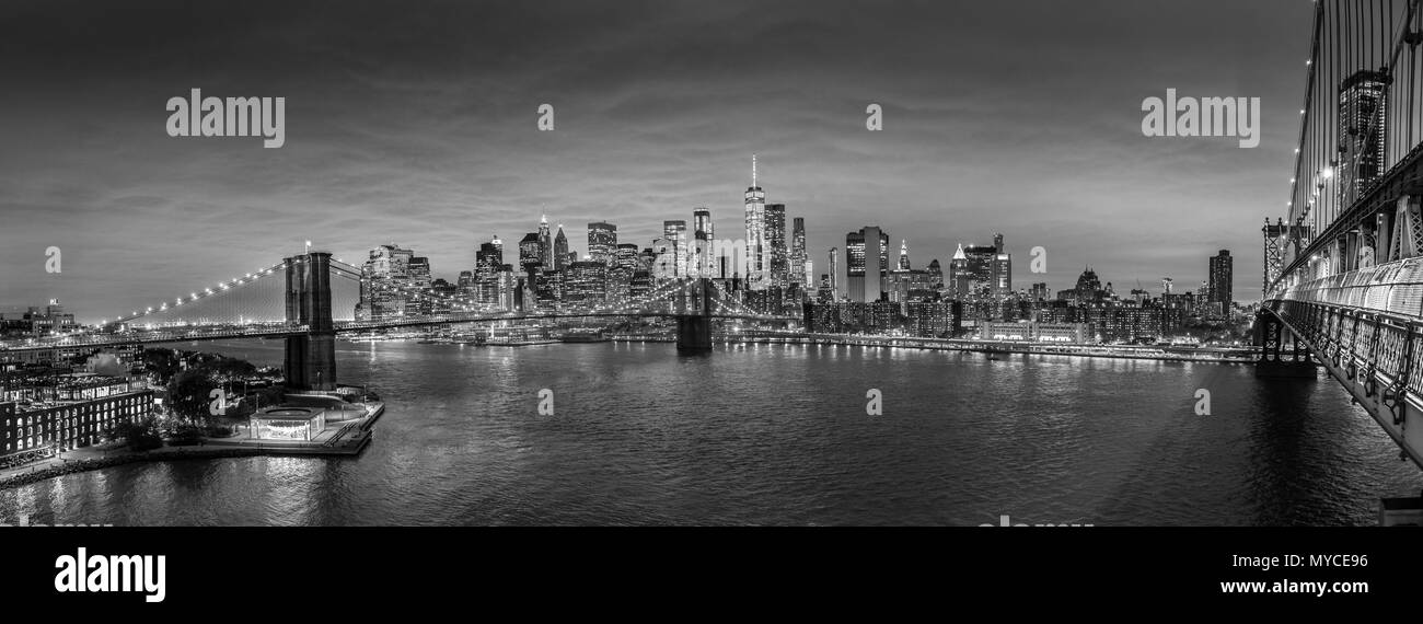 Il Ponte di Brooklyn e la parte inferiore di Manhattan skyline notturno, New York City, Stati Uniti d'America. Foto Stock