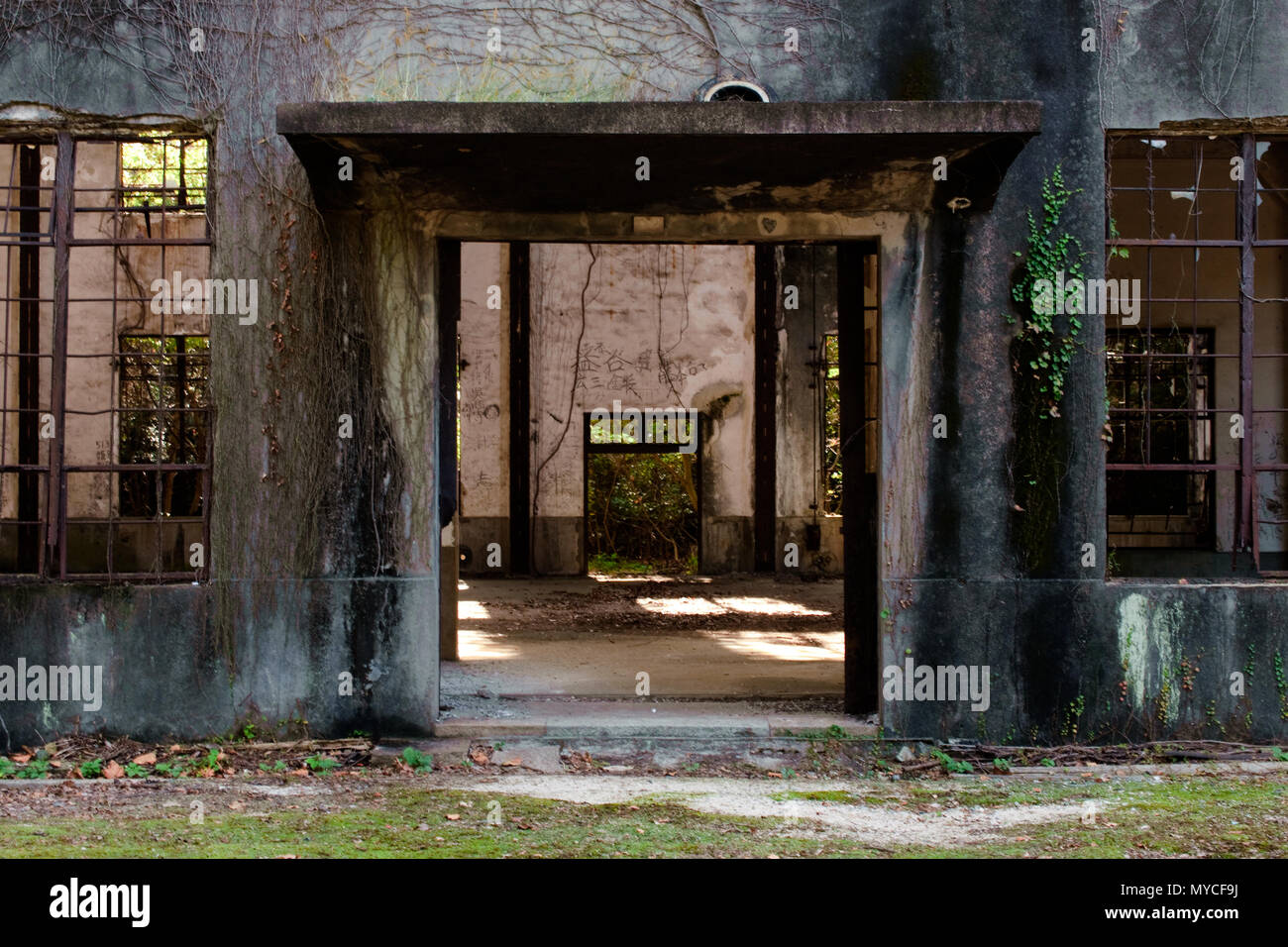 Fabbrica abbandonata in Giappone l'isola dei conigli, okunoshima Foto Stock