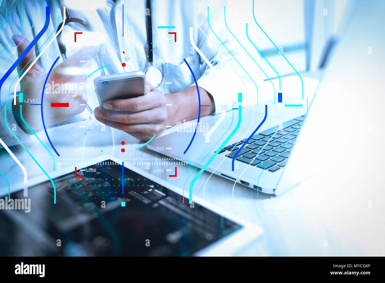 Sanità e servizi medici con circolare schema AR.record medico di medicina lavoro a mano con la moderna tavoletta digitale e computer laptop con comp Foto Stock