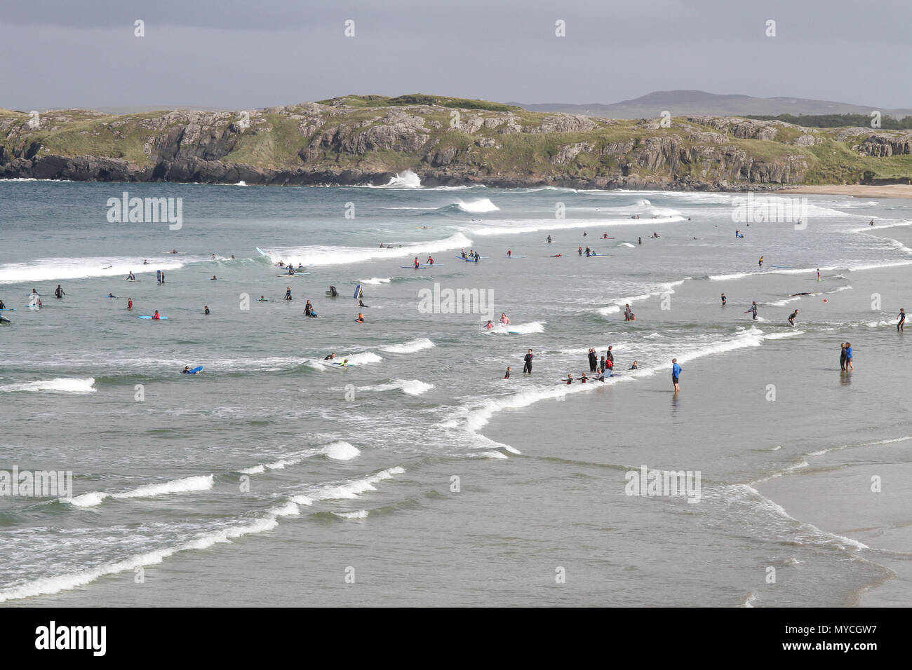 Gruppi di persone il surf nella Contea di Donegal Irlanda come estate scuole di surf svolgerà in Atlantico surf. Foto Stock