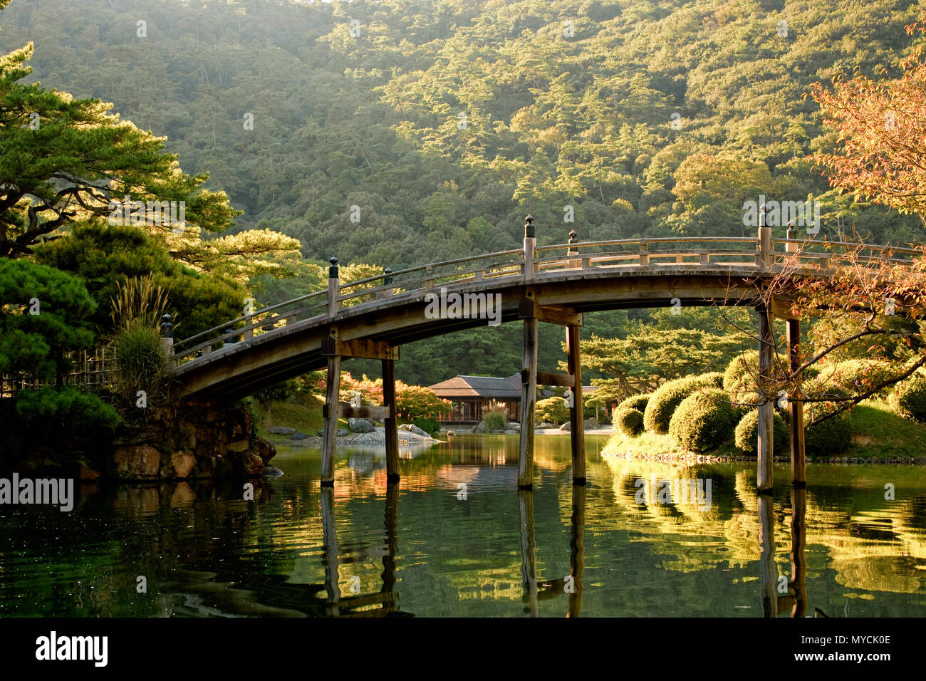 Antico ponte in legno nel tradizionale giardino in Giappone Foto Stock