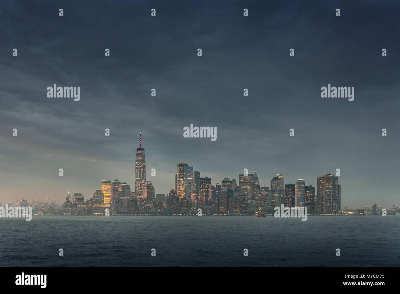 Vista panoramica di tempesta su Manhattan da Ellis Island al tramonto, New York City. Foto Stock