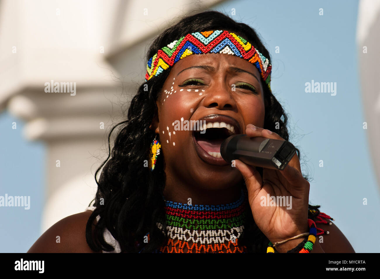 Femmina cantante Zulu con faccia tribale vernice Foto Stock