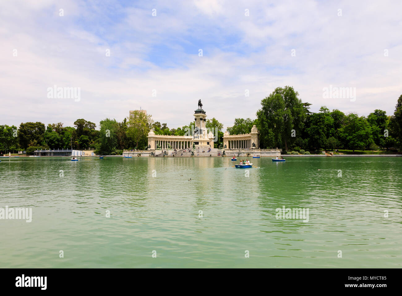 Il re Alfonso XII monumento e gite in barca sul lago, Parque del Buen Retiro, Madrid, Spagna. Maggio 2018 Foto Stock