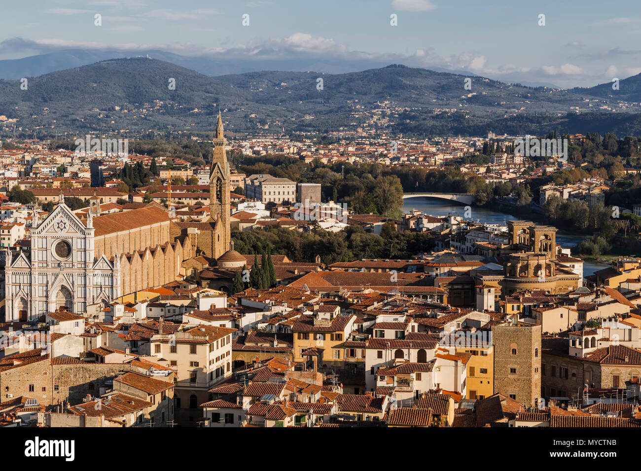 Vista di Firenze - Basilica di Santa Croce in primo piano, il fiume Arno e montagne boscose all'orizzonte Foto Stock