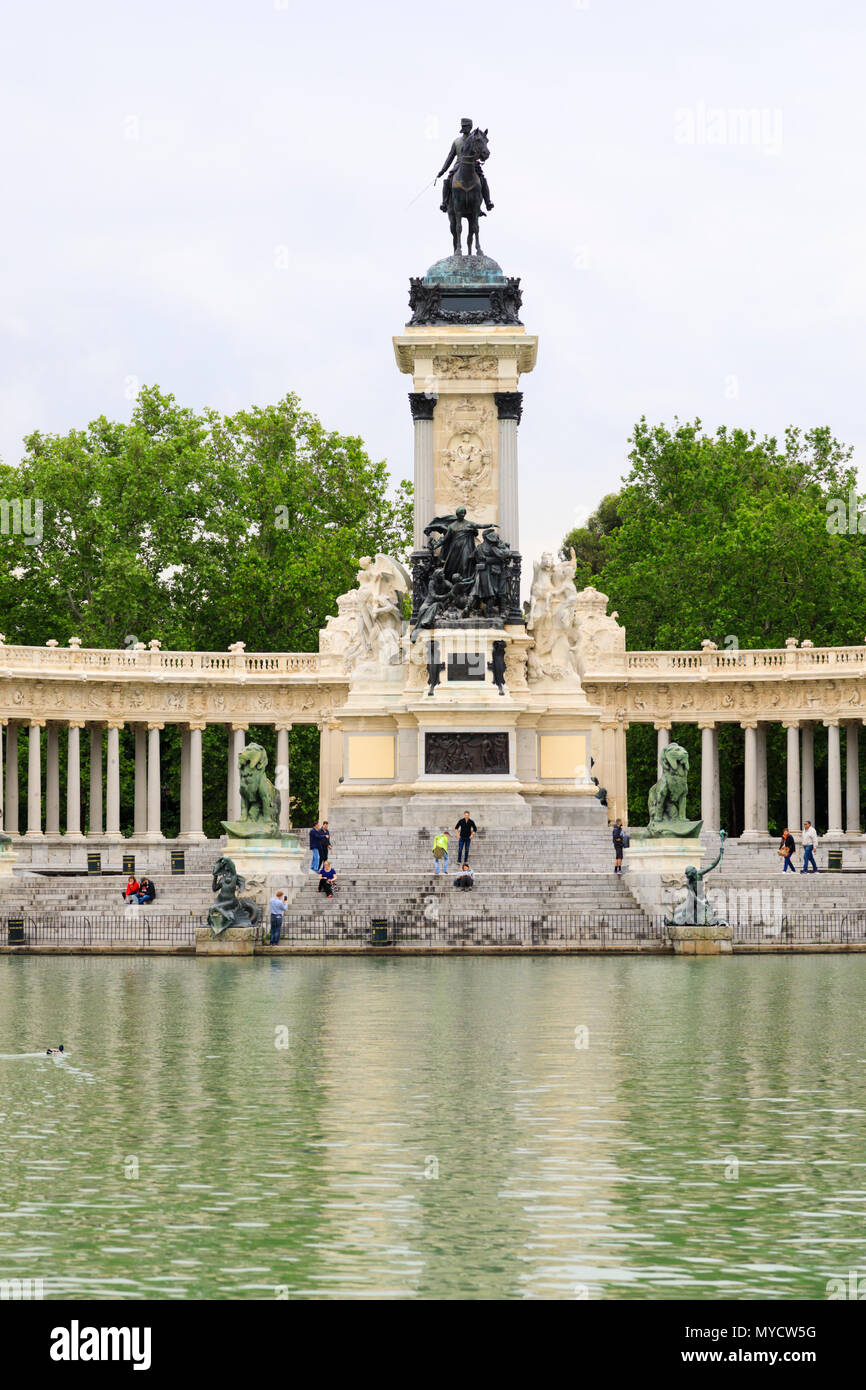 Il re Alfonso XII monumento e lago, Parque del Buen Retiro, Madrid, Spagna. Maggio 2018 Foto Stock