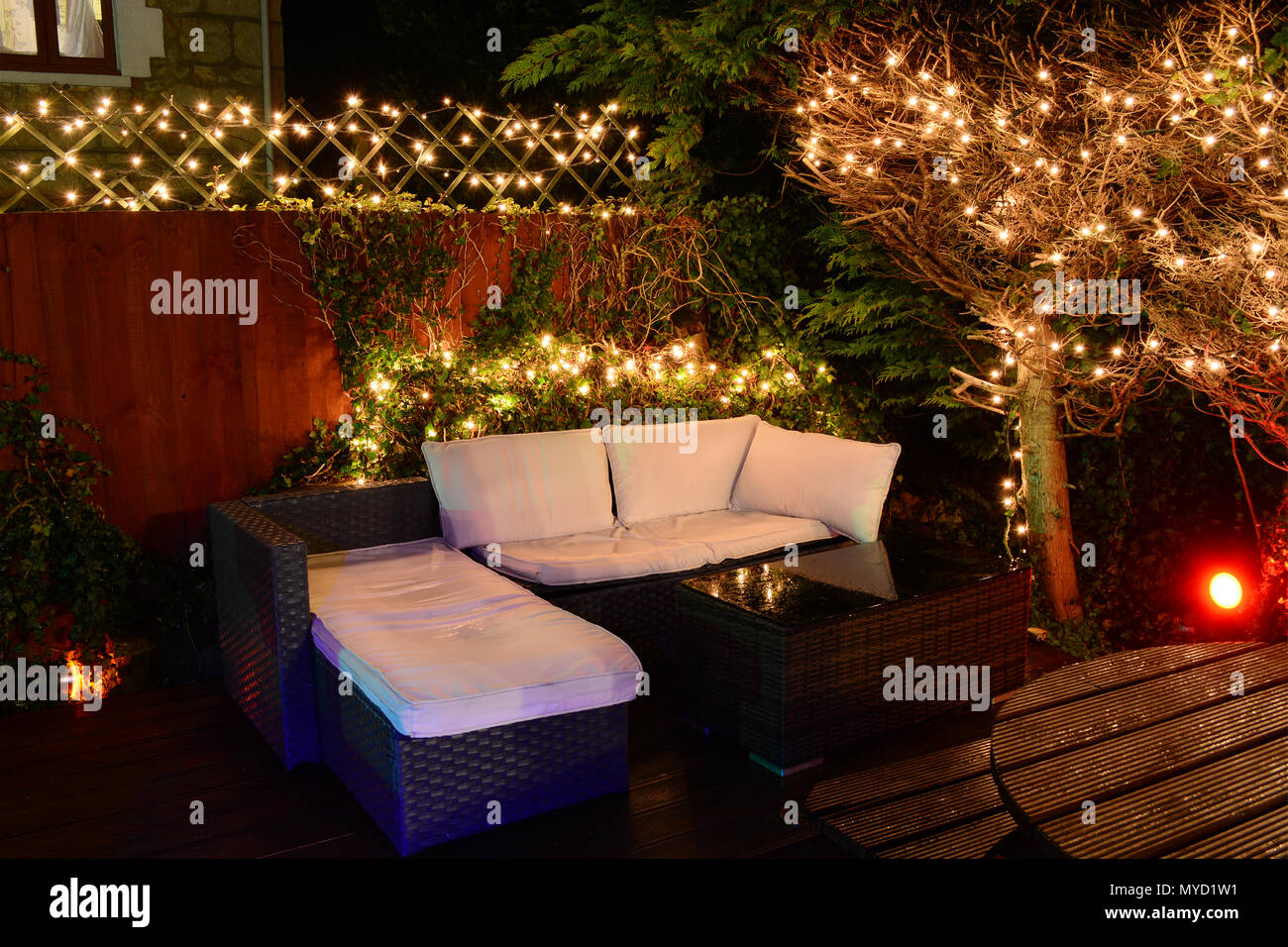 Posti a sedere esterni al Village Inn beer garden guarda incantevole illuminata di notte, specialmente dopo la pioggia. Foto Stock