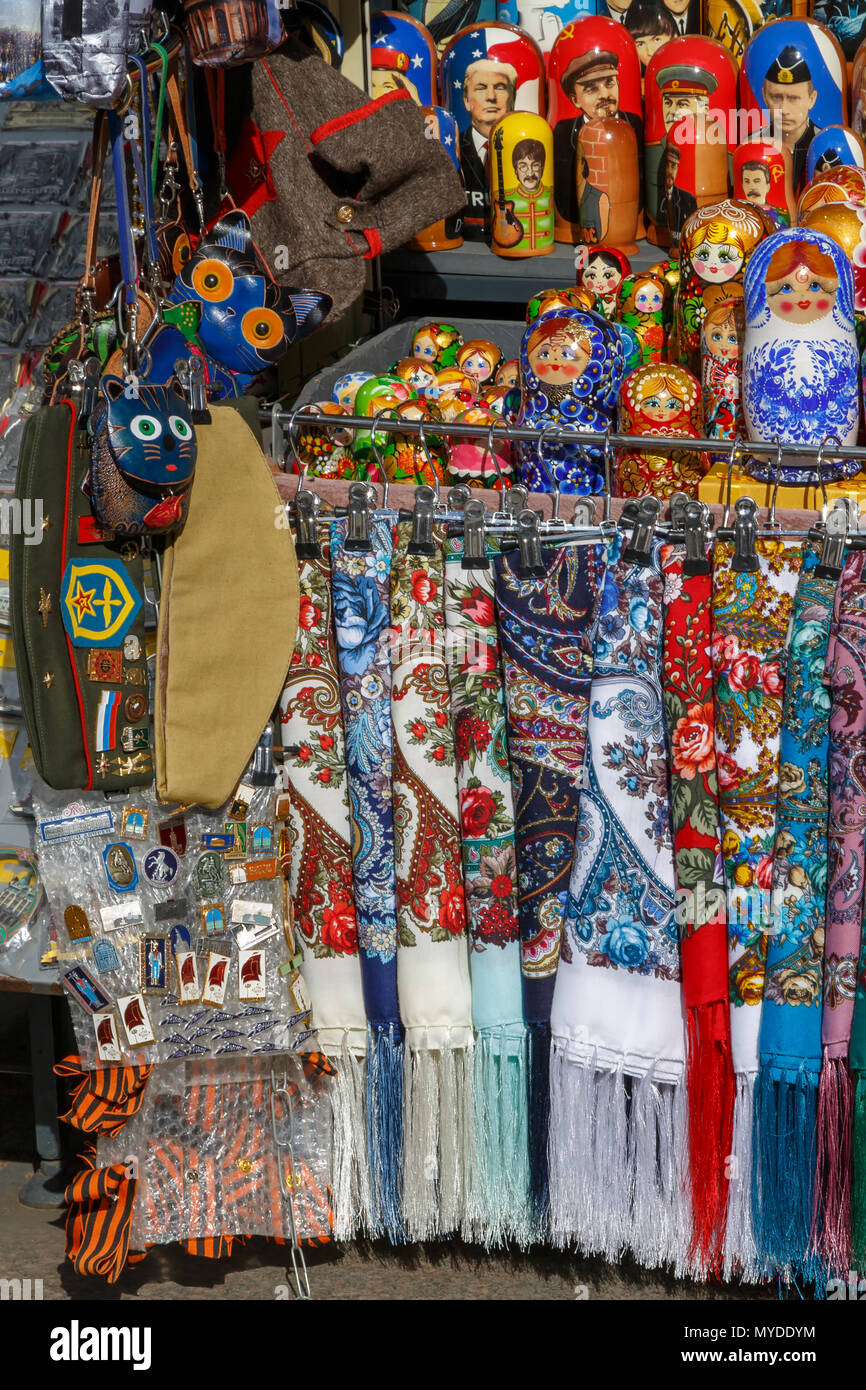 Il russo souvenir come coloratissimo scialli, sciarpe, dipinto di matriosche, decorativi piccoli sacchi, borse e copricapo militare giacciono sul contatore e wa Foto Stock