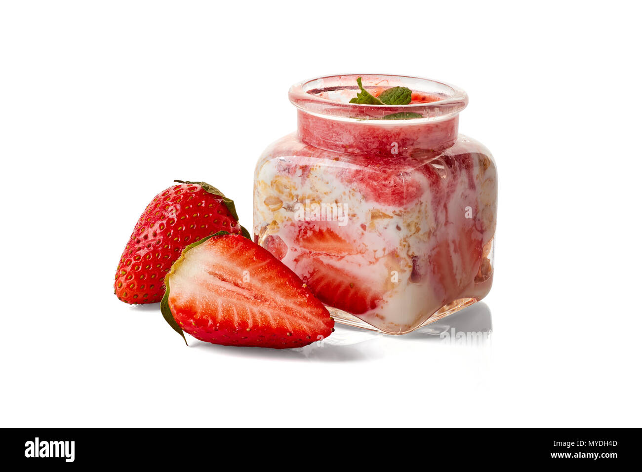 Yogurt e dessert di fragole in vaso su bianco Foto Stock
