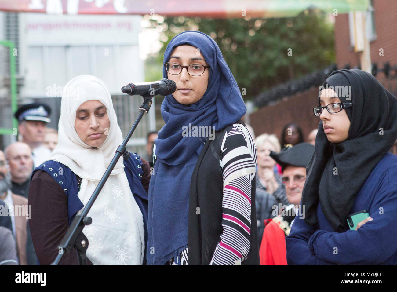 Ruzina Akhtar (centro) Figlia di Makram Ali, tragicamente ucciso nel Finsbury Park moschea attacco terrore fa un discorso per celebrare lo spirito comunitario un anno dopo il Finsbury Park attacco terroristico. Foto Stock