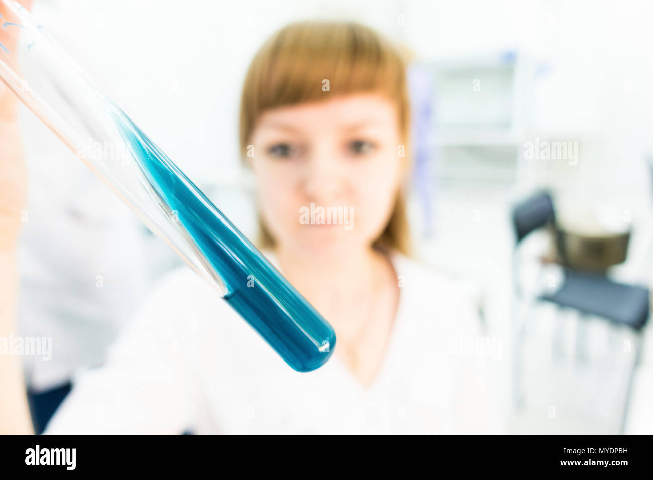 La ricerca biologica. Il tecnico con soluzione. Foto Stock