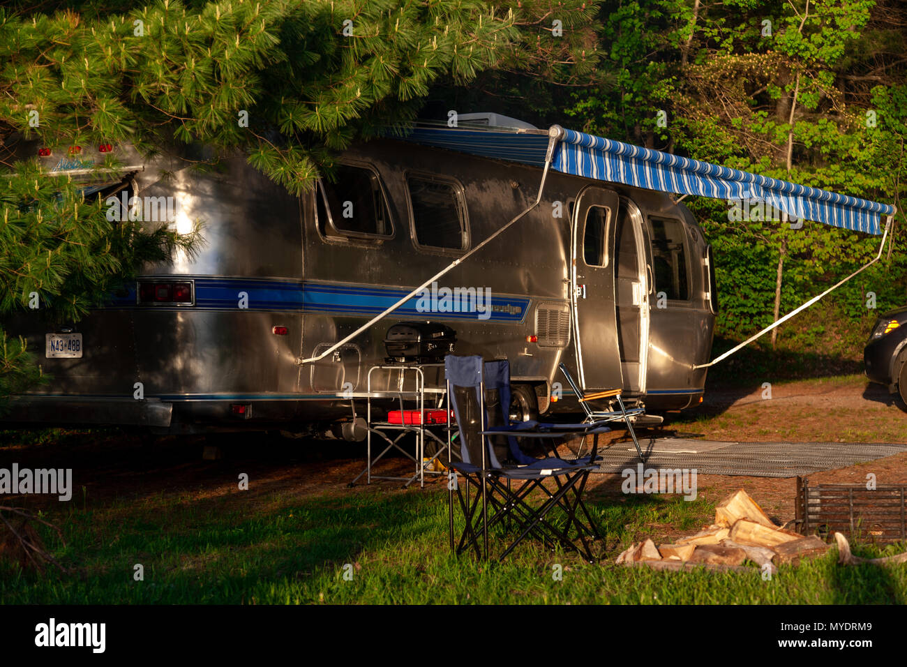 L'iconico American realizzato Airstream trailer di viaggio si siede in un campeggio a Driftwood Parco Provinciale in Ontario in Canada. Foto Stock