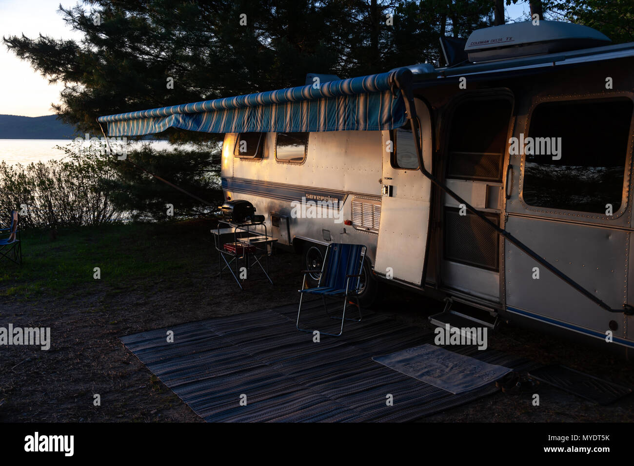 L'iconico American realizzato Airstream trailer di viaggio si siede in un campeggio a Driftwood Parco Provinciale in Ontario in Canada. Foto Stock