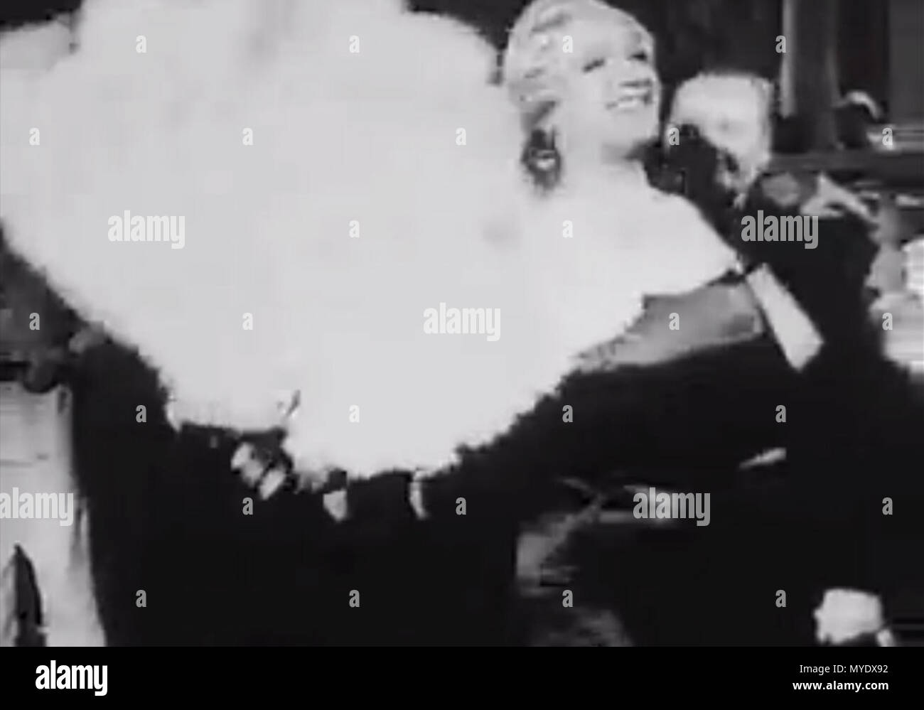 . Polski: Jedna z najlepszych scen polskich filmów 1930-tych lat: Eugeniusz Bodo (najpopularniejszy polski aktor) w ubraniu kobiety (jako Mae West) śpiewa przebój 'Seksapil' w filmie 'Piętro Wyżej', 1937 ROK. Il 18 febbraio 1937. Kopii Autorem jest użytkownik Amid 171 Eugeniusz Bodo - Mae West 4 Foto Stock