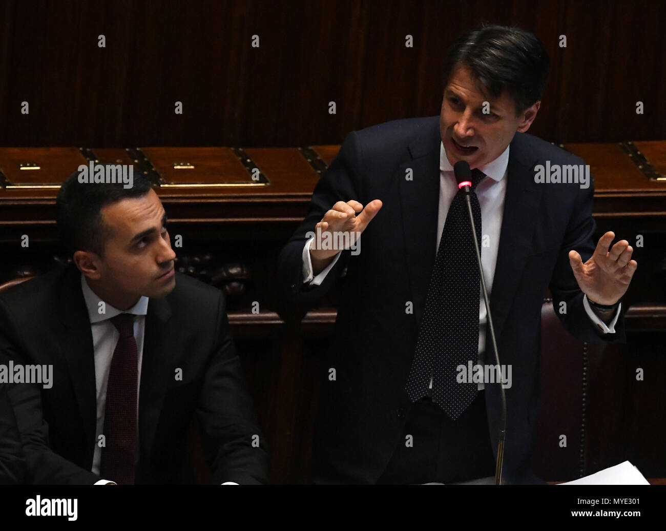 Roma, Italia. Il 6 giugno, 2018. Primo Ministro italiano Giuseppe Conte (R) e dello sviluppo economico e del ministro del Lavoro, Luigi Di Maio sono visti nella Camera Bassa del parlamento italiano in Italia a Roma il 6 giugno 2018. Il nuovo governo italiano ha cancellato il suo secondo ostacolo amministrativo Mercoledì, vincendo un voto di fiducia nella Camera Bassa del parlamento italiano. Credito: Alberto Lingria/Xinhua/Alamy Live News Foto Stock