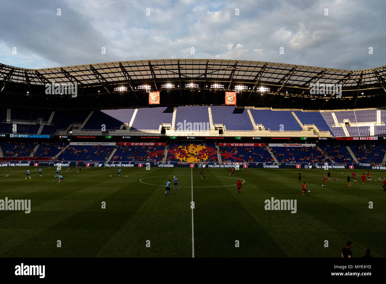 Harrison, NJ, Stati Uniti d'America. Il 6 giugno, 2018. Il sole tramonta della Red Bull Arena durante warmups del quarto round match dell'U.S. Open Cup tra il New York Redbulls NYCFC e. Foto Stock