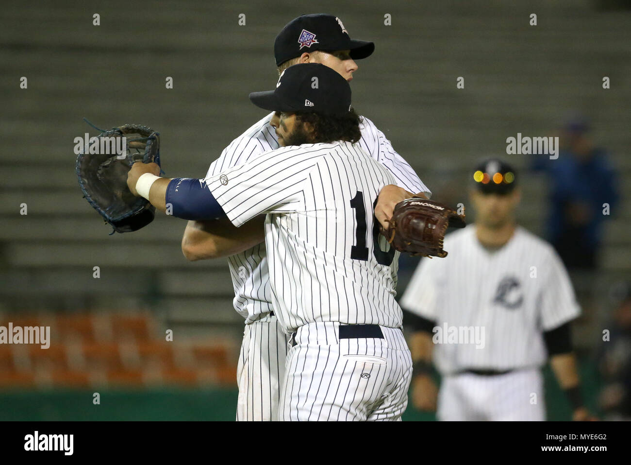 London, Ontario, Canada. Il 6 giugno, 2018. Con uno swing della bat Cleveland brownlee (35) potrebbe legare il tempo tutti gli home run record per il London Majors con 68 regular season homeruns. Oggi Cleveland ha colpito la palla in profondità per la recinzione ma saliti su una parete per una regola di massa doppia. Il London Majors battere Hamilton Cardinali 6-1 al parco Labatt e di estendere la loro winning streak a 6 giochi. Dylan Brooks(41) e Kyle Gomandy(10) celebrare la vittoria su Hamilton. Luca Durda/Alamy Live news Foto Stock