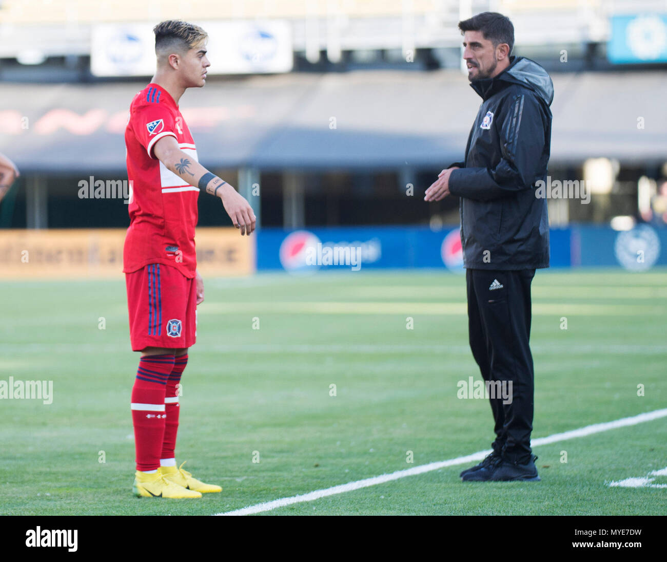 Columbus, Ohio, Stati Uniti d'America. 6 giugno 2018: Chicago Fire head coach Veljko PAUNOVIC nd Chicago Fire in avanti Diego Campos (17) durante la partita contro il Columbus Crew SC in Columbus, OH, Stati Uniti d'America. Brent Clark/Alamy Live News Foto Stock