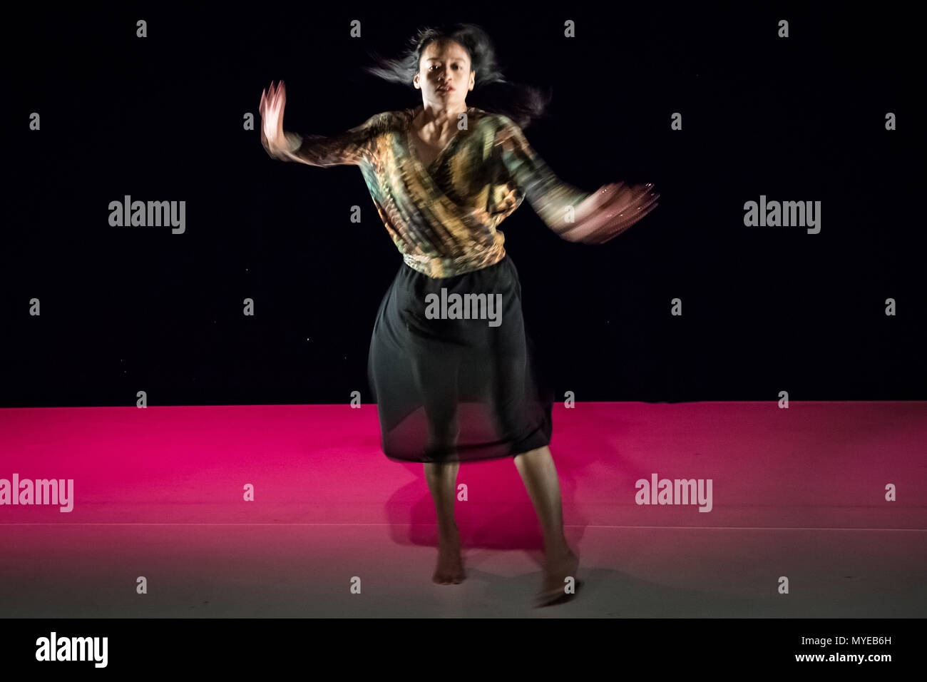 Londra, Regno Unito. Il 6 giugno 2018. Ritratti in alterità a Sadler's Wells Theatre dal famoso ballerino e coreografo Akram Khan. Credito: Guy Corbishley/Alamy Live News Foto Stock