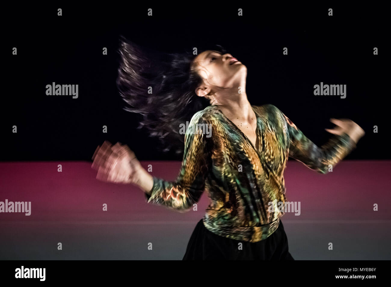 Londra, Regno Unito. Il 6 giugno 2018. Ritratti in alterità a Sadler's Wells Theatre dal famoso ballerino e coreografo Akram Khan. Credito: Guy Corbishley/Alamy Live News Foto Stock