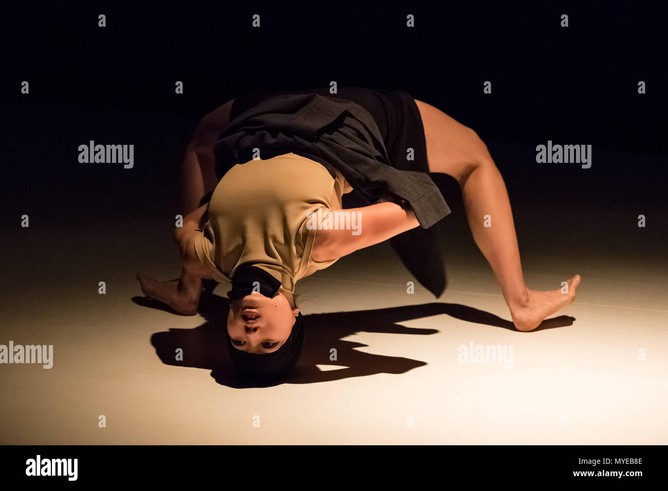 Londra, Regno Unito. Il 6 giugno 2018. Ritratti in alterità a Sadler's Wells Theatre dal famoso ballerino e coreografo Akram Khan. Credito: Guy Corbishley/Alamy Live News Foto Stock