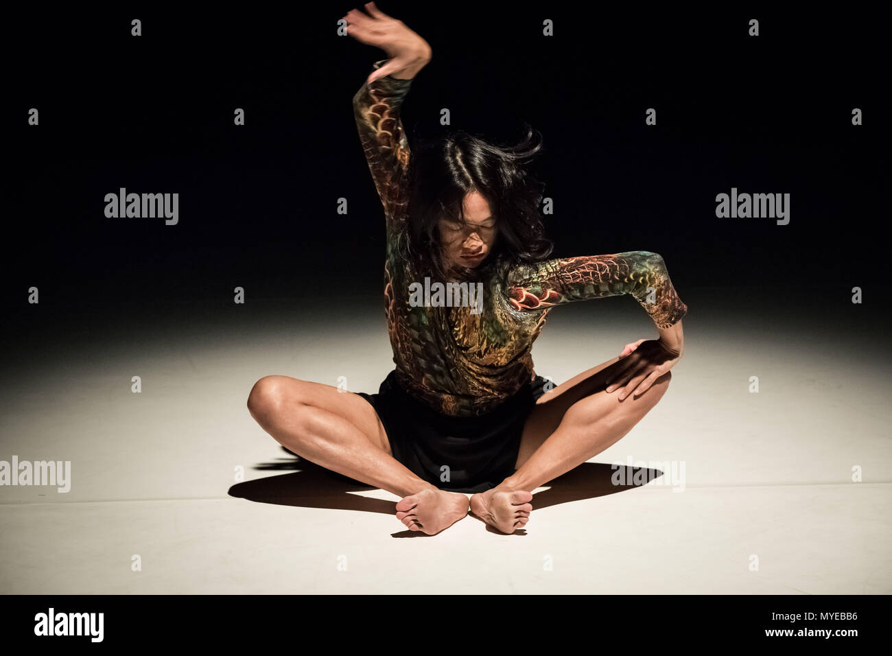 Londra, Regno Unito. Il 6 giugno 2018. Ritratti in alterità a Sadler's Wells Theatre dal famoso ballerino e coreografo Akram Khan. Credito: Guy Corbishley/Alamy Live News Foto Stock