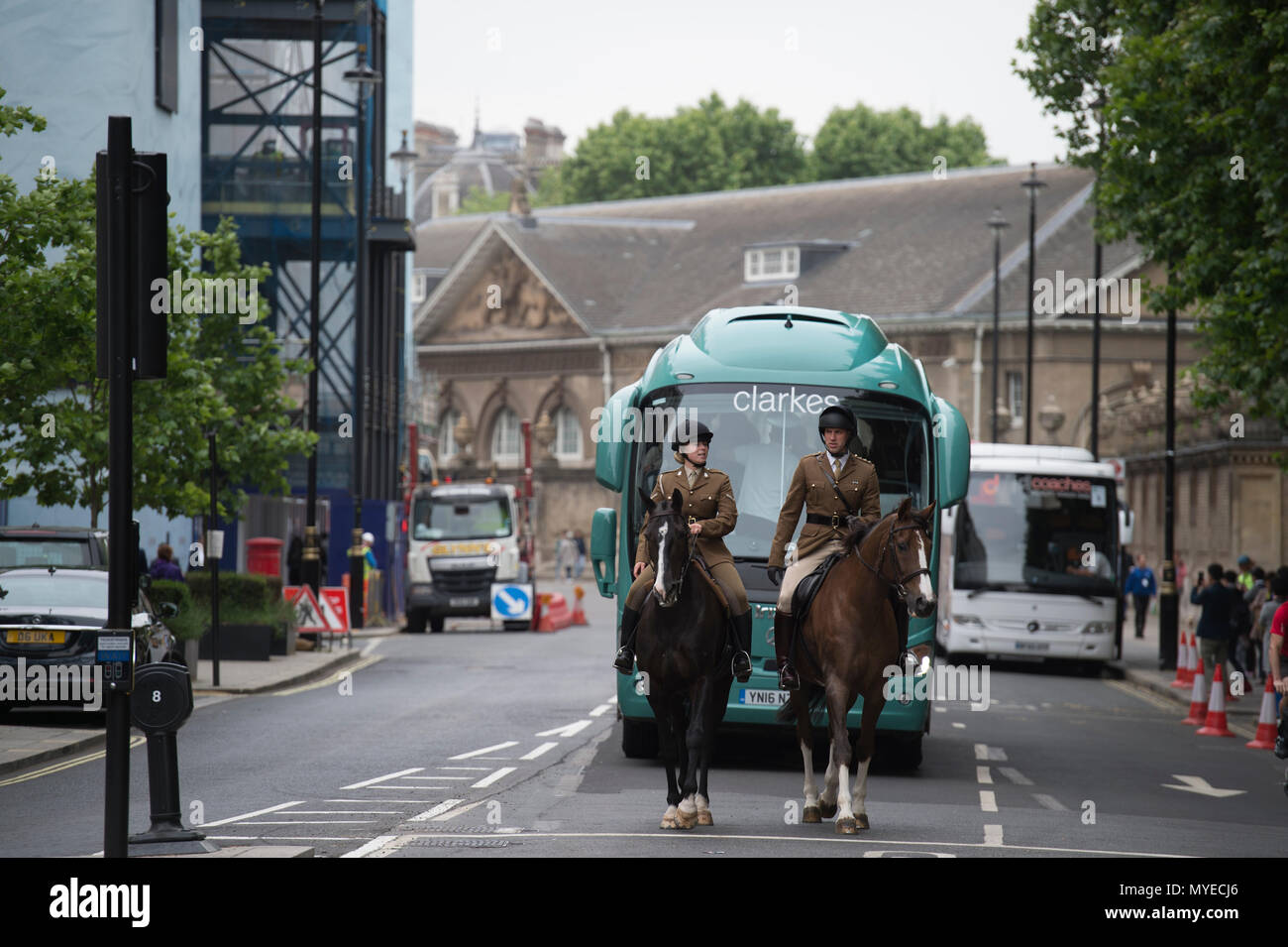Buckingham Palace Road, Londra, Regno Unito. Il 7 giugno, 2018. Due esercito britannico Divisione Casa cavalli sono esercitati in ora di punta del traffico di mattina vicino alla caserma di Wellington nel centro di Londra, fermato al semaforo. Credito: Malcolm Park/Alamy Live News Foto Stock