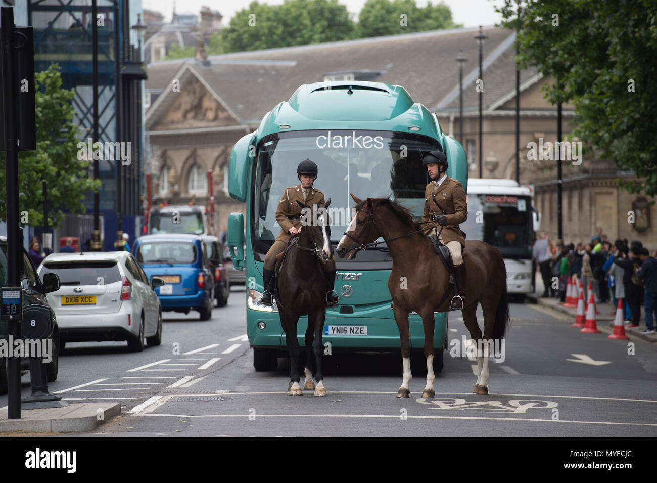 Buckingham Palace Road, Londra, Regno Unito. Il 7 giugno, 2018. Due esercito britannico Divisione Casa cavalli sono esercitati in ora di punta del traffico di mattina vicino alla caserma di Wellington nel centro di Londra, appaiono essere in possesso di una conversazione. Credito: Malcolm Park/Alamy Live News Foto Stock
