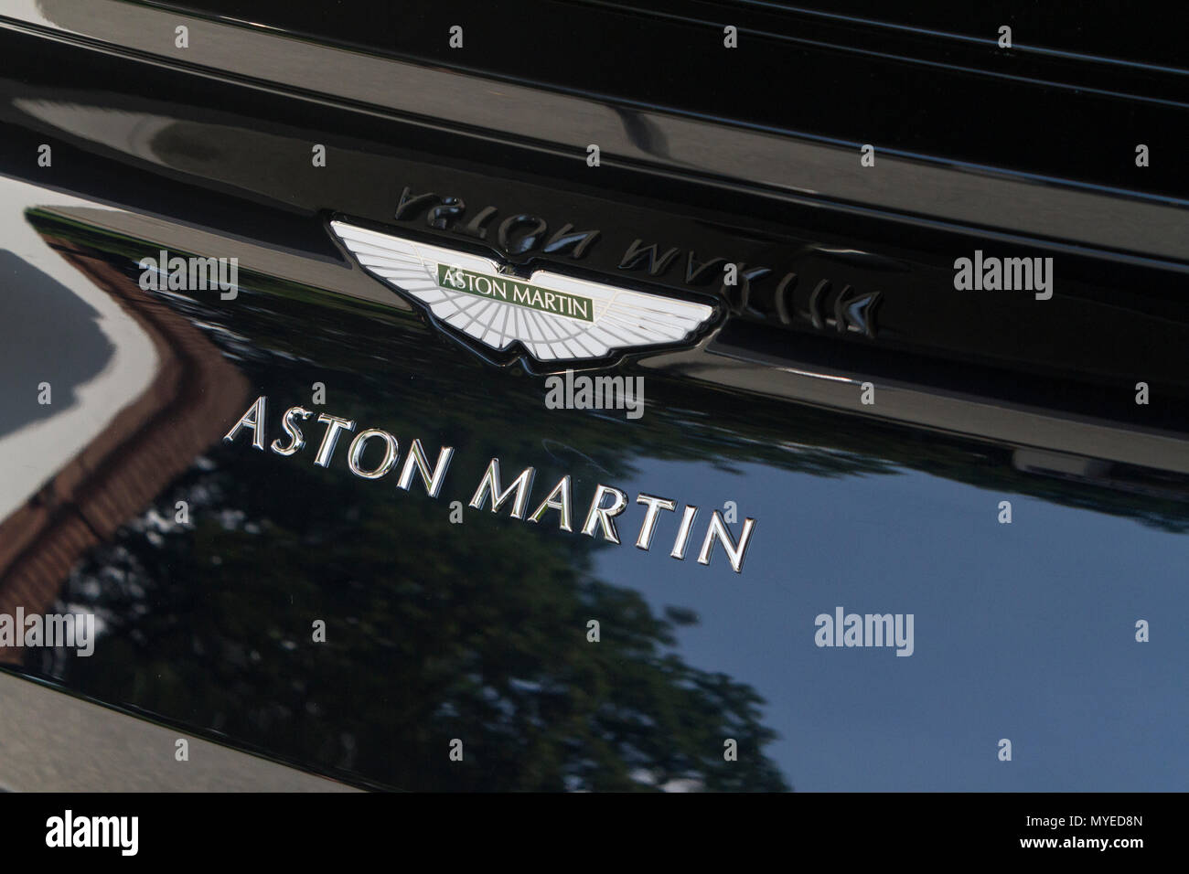 Torino, Italia. Il 7 giugno 2018. Aston Martin logo. 2018 edizione del Parco Valentino car show ospita le vetture da molti costruttori di automobili e i progettisti di automobili all'interno del Parco del Valentino di Torino, Italia Credito: Marco Destefanis/Alamy Live News Foto Stock