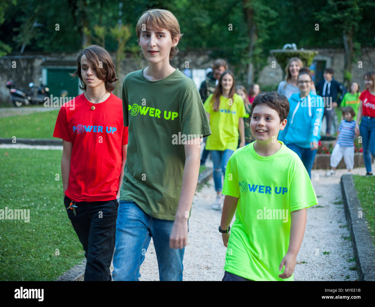 Monza, Italia. 5° giu, 2018. Barth Italia carità evento: ragazzi modelli mostrano i capi disegnati a vantaggio della sindrome di Barth credito associazione: paesaggi italiani/Alamy Live News Foto Stock