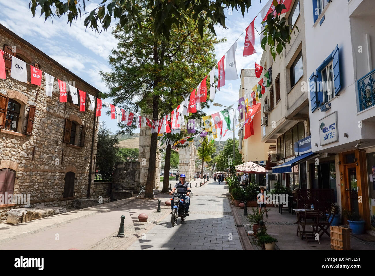 19 maggio 2018, Selcuk, Turchia: Bandiere della Turchia di Cumhuriyet Halk Partisi (Repubblicano del partito popolare e di cogenerazione di calore ed energia) e Halklar·n Demokratik Partisi (popoli' partito democratico, HDP) in una strada dello shopping. - Nessun filo SERVICE - foto: Jens Kalaene/dpa-Zentralbild/dpa Foto Stock