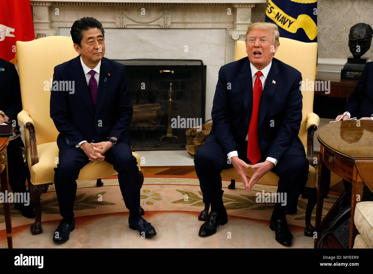 Il Presidente degli Stati Uniti, Trump incontra il primo ministro giapponese Shinzo Abe all Ufficio Ovale della Casa Bianca il 7 giugno 2018 a Washington, DC. Credito: Yuri Gripas/Piscina via CNP /MediaPunch Foto Stock