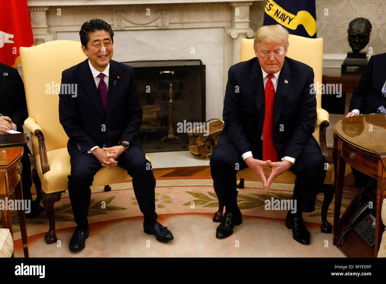 Il Presidente degli Stati Uniti, Trump incontra il primo ministro giapponese Shinzo Abe all Ufficio Ovale della Casa Bianca il 7 giugno 2018 a Washington, DC. Credito: Yuri Gripas/Piscina via CNP /MediaPunch Foto Stock