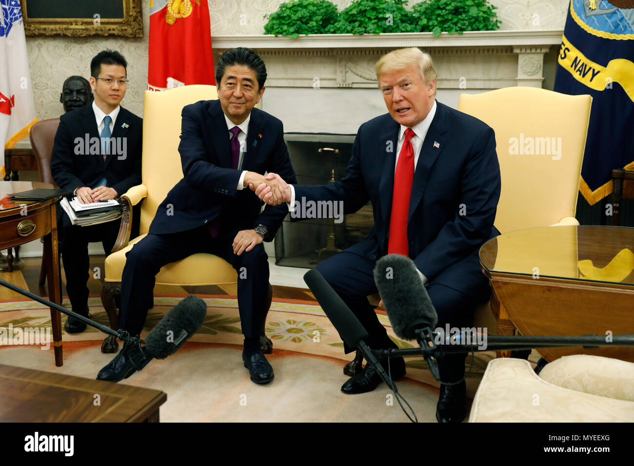 Il Presidente degli Stati Uniti, Trump scuote le mani con il Primo Ministro giapponese Shinzo Abe all Ufficio Ovale della Casa Bianca il 7 giugno 2018 a Washington, DC. Credito: Yuri Gripas/Piscina via CNP /MediaPunch Foto Stock