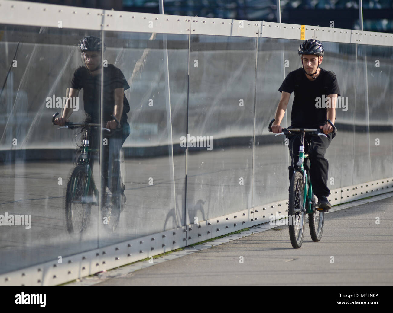 Uomo in sella ad una bicicletta nel ponte di codici a barre, Oslo, Norvegia Foto Stock