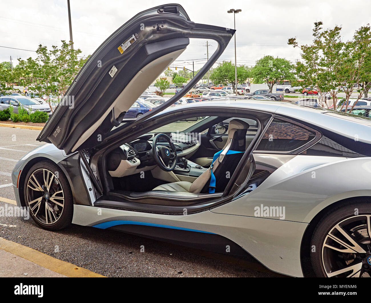 BMW i8 plug in hybrid super car o sport auto parcheggiate sul marciapiede con la porta del conducente aperta che mostra il pozzetto dell'ibrido automobile elettrica negli Stati Uniti. Foto Stock