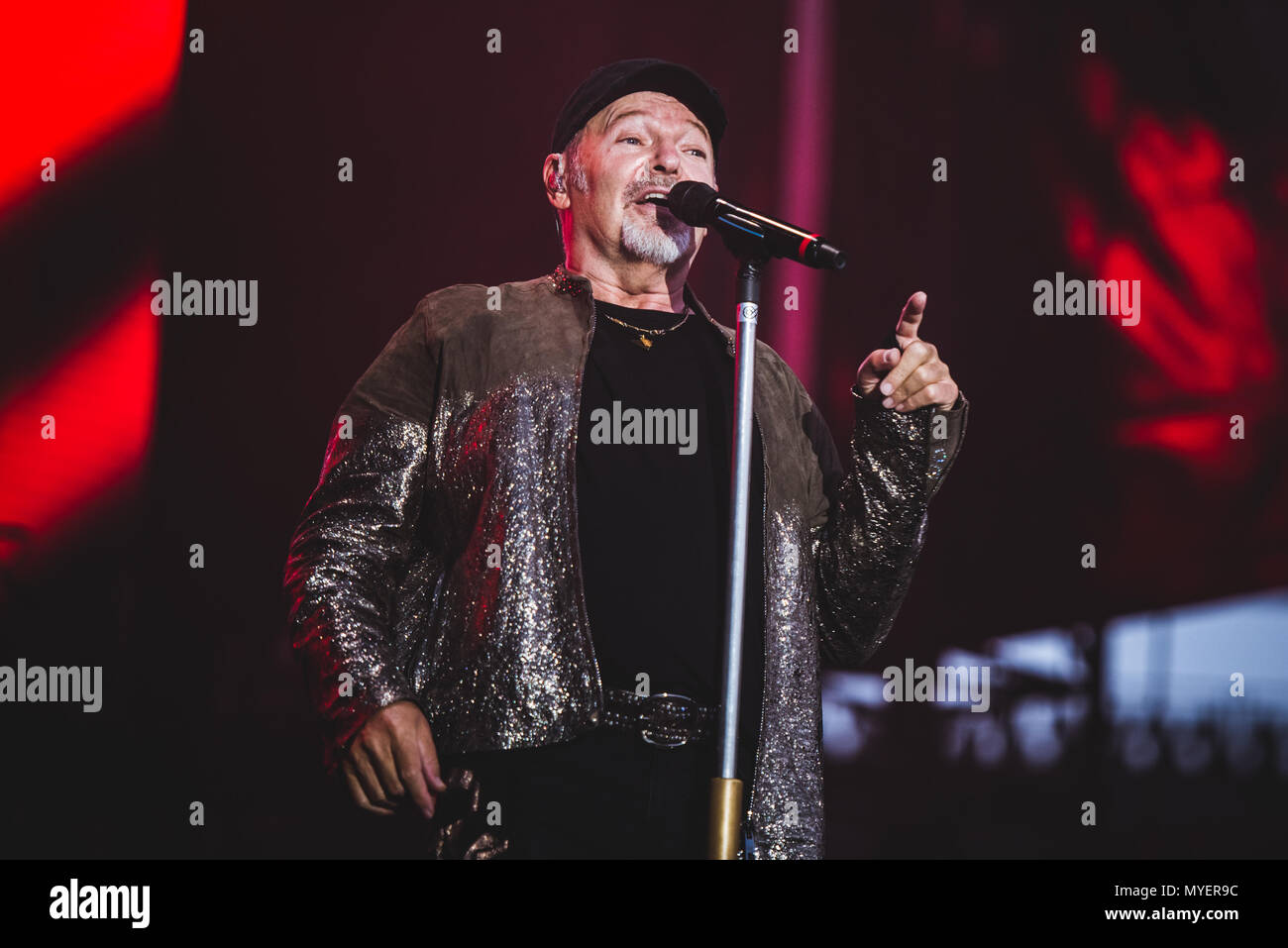 Torino, Italia. Dal 01 Giugno, 2018. Il rocker italiano Vasco Rossi, meglio noto come Vasco o Il Blasco, esecuzione dal vivo sul palco per la sua "Vasco Non Stop Live' tour 2018 in un sold out stadium insieme con la sua nuova band per il più importante evento rock in italiano estate. Credito: Alessandro Bosio/Pacific Press/Alamy Live News Foto Stock