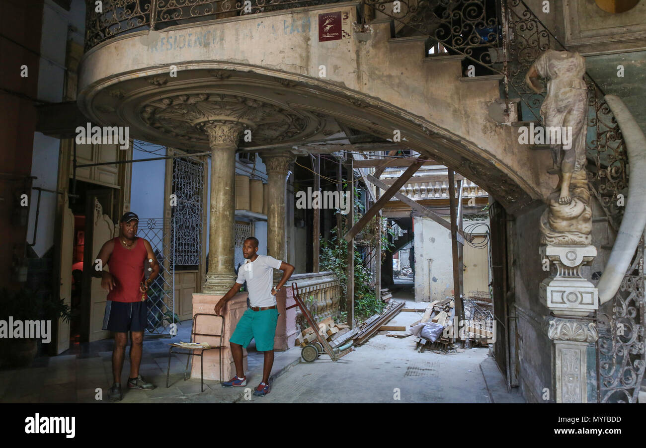 Nella moderna avana, le persone si sono spostate in una volta palazzi antichi e trasformati in appartamenti e aziende. La ricostruzione è lenta Foto Stock