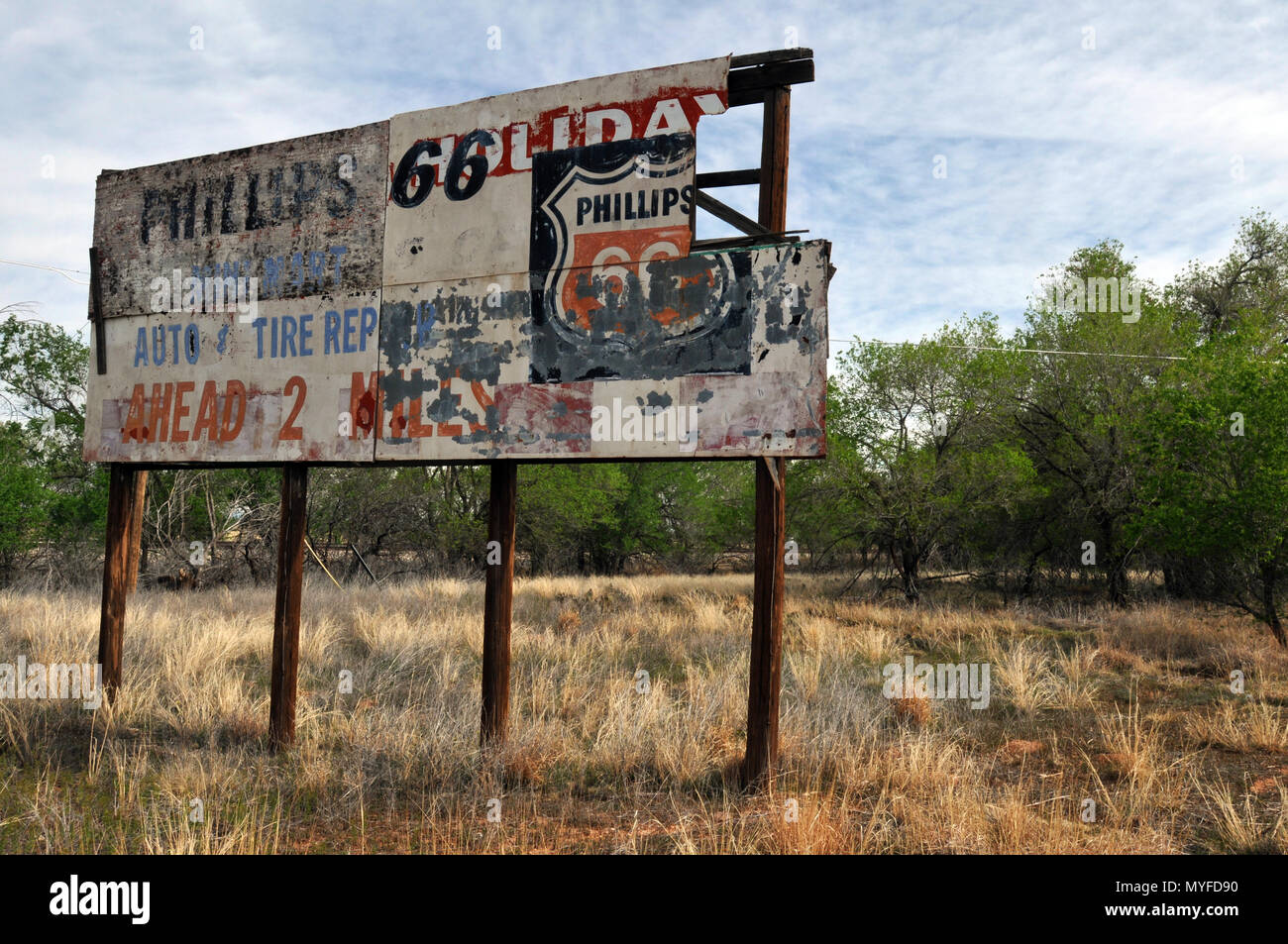 Un derelitti cartelloni pubblicitari un ex Phillips 66 garage è alla periferia della Route 66 città di Tucumcari, Nuovo Messico. Foto Stock