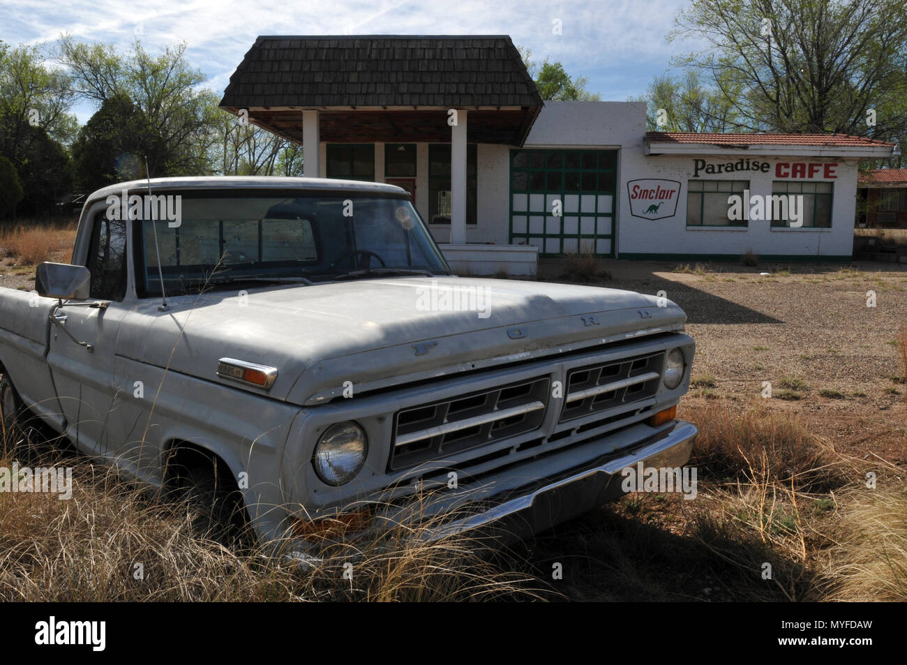 Un vecchio Ford pickup truck si siede di fronte al chiuso Paradise Cafe e garage nel percorso 66 città di Tucumcari, Nuovo Messico. Foto Stock