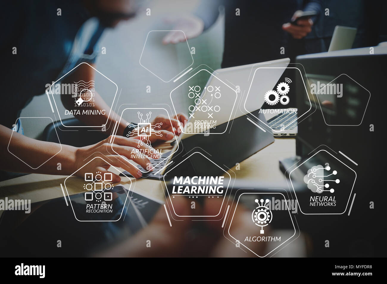 La tecnologia di apprendimento automatico diagramma con intelligenza artificiale (AI),rete neurale,automazione,data mining in VR schermo.StartUp Team di programmazione. Web Foto Stock