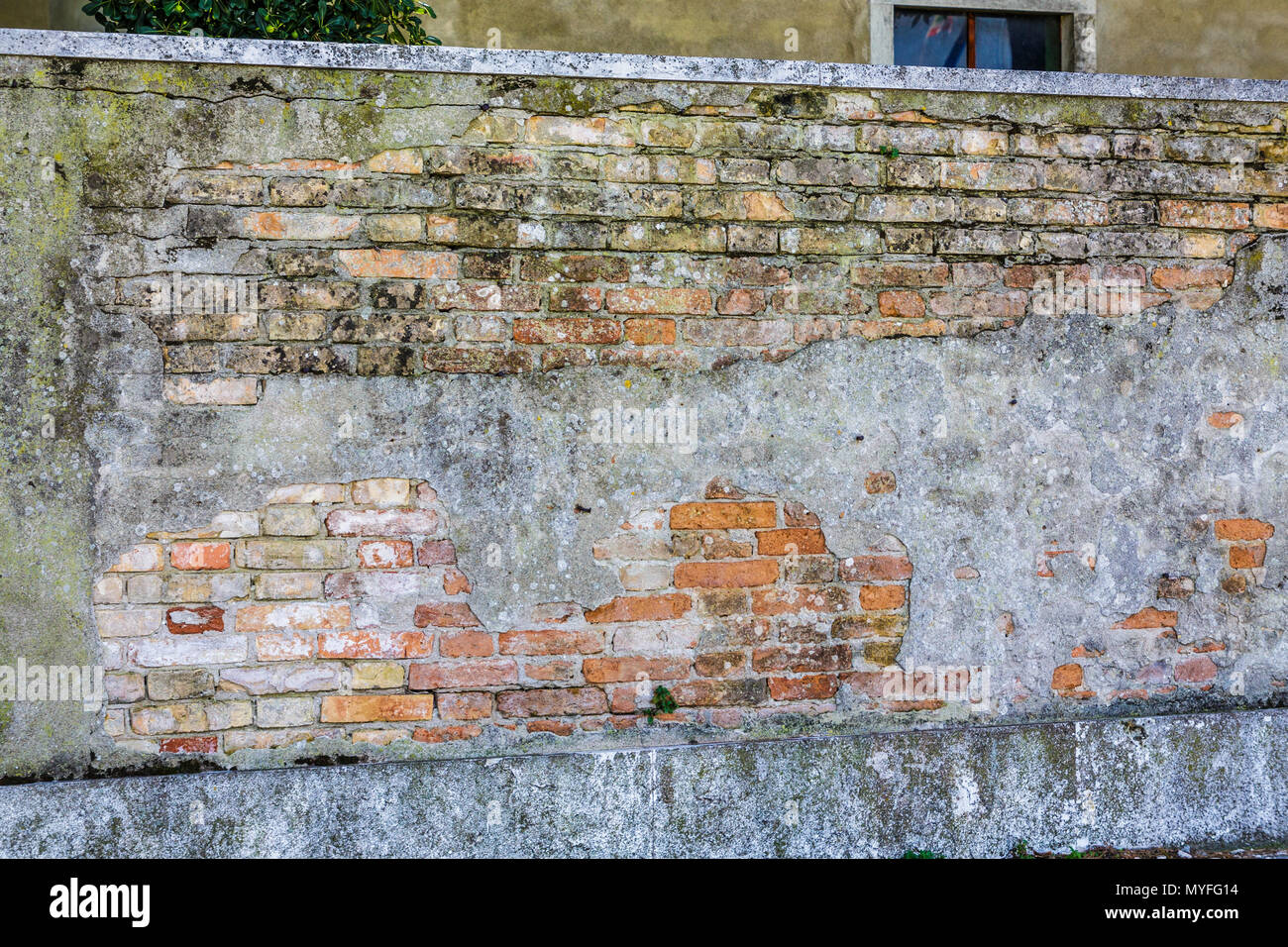 Il vecchio muro di mattoni coperto con Malta Foto Stock