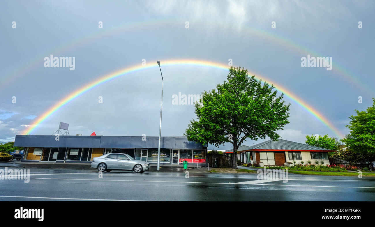 Otago, Nuova Zelanda - Novembre 3, 2016. Rainbow Bridge a Rainy day in area rurale di Otago, Nuova Zelanda. Foto Stock