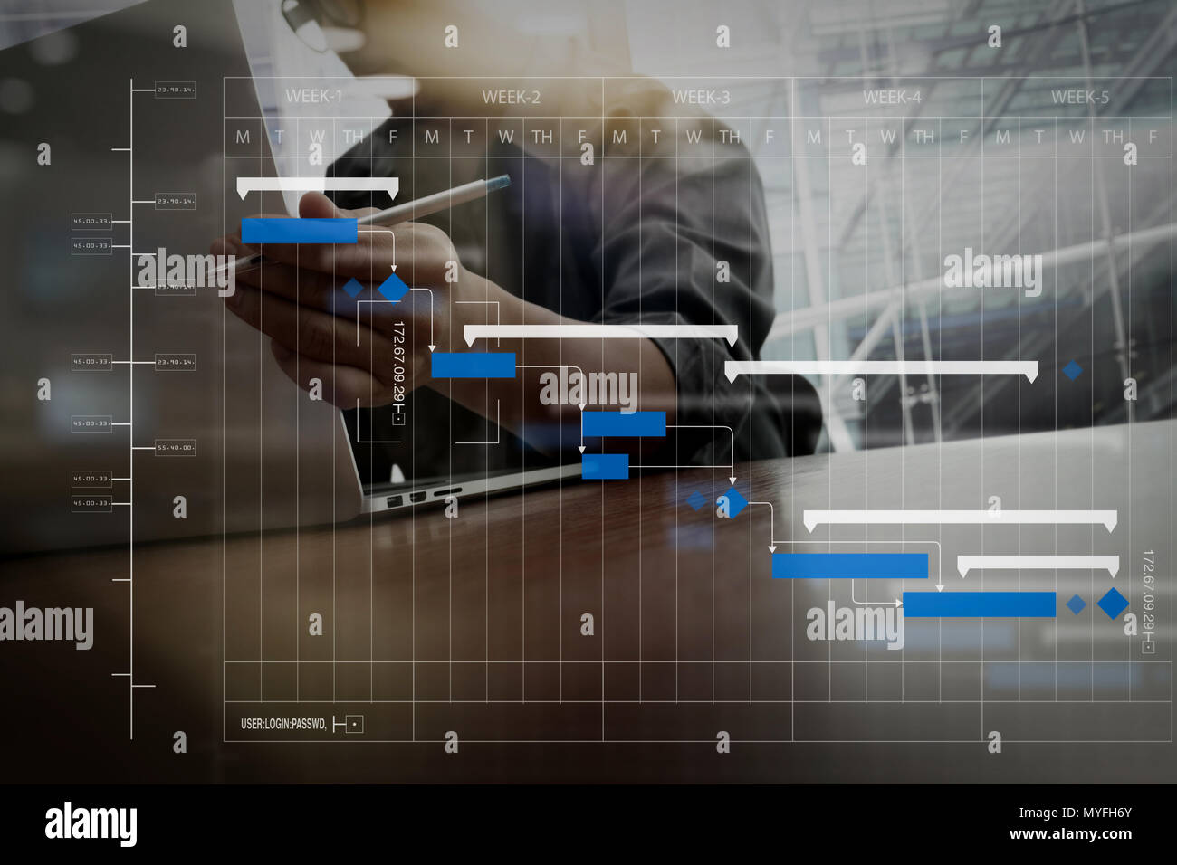 Responsabile di progetto di lavoro e le attività di aggiornamento con le tappe del progresso e della pianificazione di Gantt diagramma di pianificazione.momento di affari con computer portatile e Foto Stock