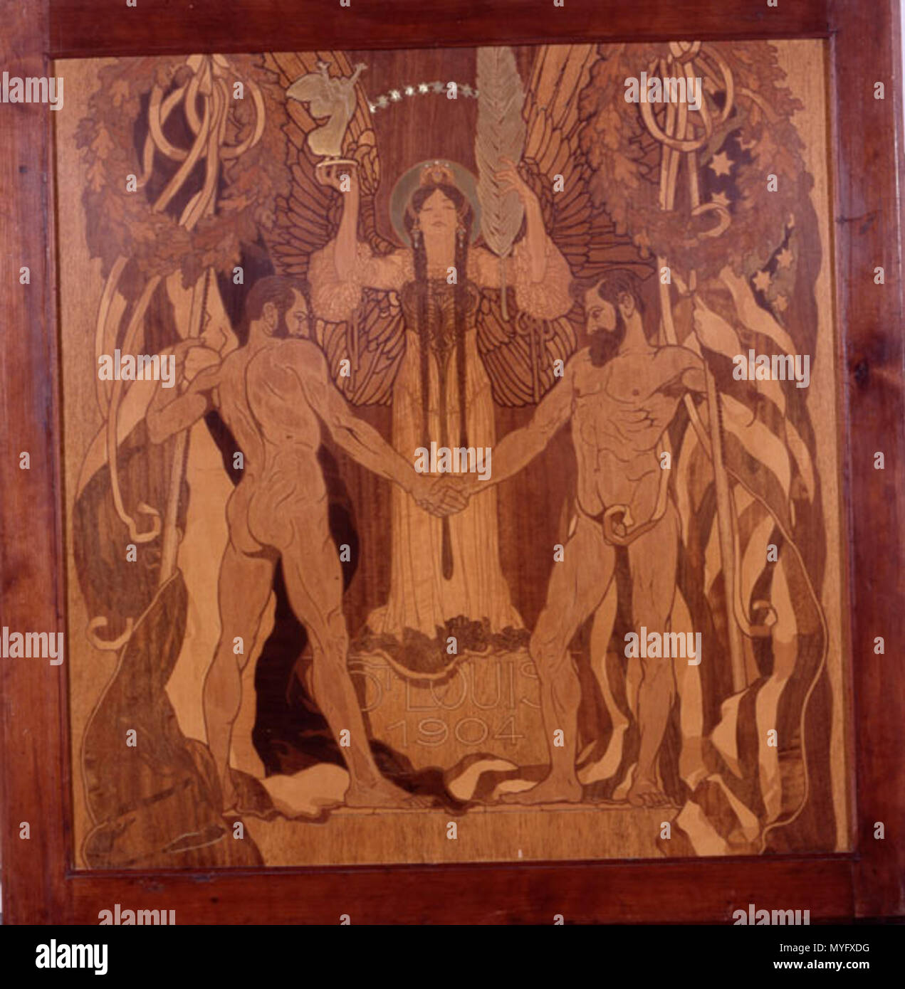 . Inglese: l'amicizia tra Europa e America. Intarsi in legno e madreperla da Hans Christiansen per la Fiera del Mondo di Louis nel 1904. 105 x 96 cm. Deutsch: Das guerra Intarsienbild von Hans Christiansen für die Weltausstellung in St. Louis (1904) entworfen worden und dort im "Bureau des Deutschen Hauses ausgestellt. Es wurde mit dem 'Grand prezzo' ausgezeichnet. Dieses Intarsienbild ist auch unter dem Titel 'Freundschaft zwischen Europa und Amerika' bekannt. In einem quadratischen Bildfeld aus verschiedenen Naturhölzern, Perlmutt und Messing, umgeben von einem breiten dunklen Rah Foto Stock