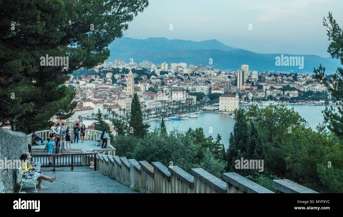 Vista dalla collina Marjan / Marjan Park su Split e il suo porto, Croazia Foto Stock